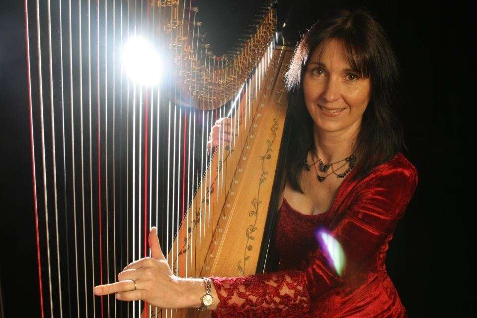 Oona L Harpist Main